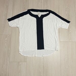 3/$10 Chico's Monochrome V-Neck Long Sleeve Top